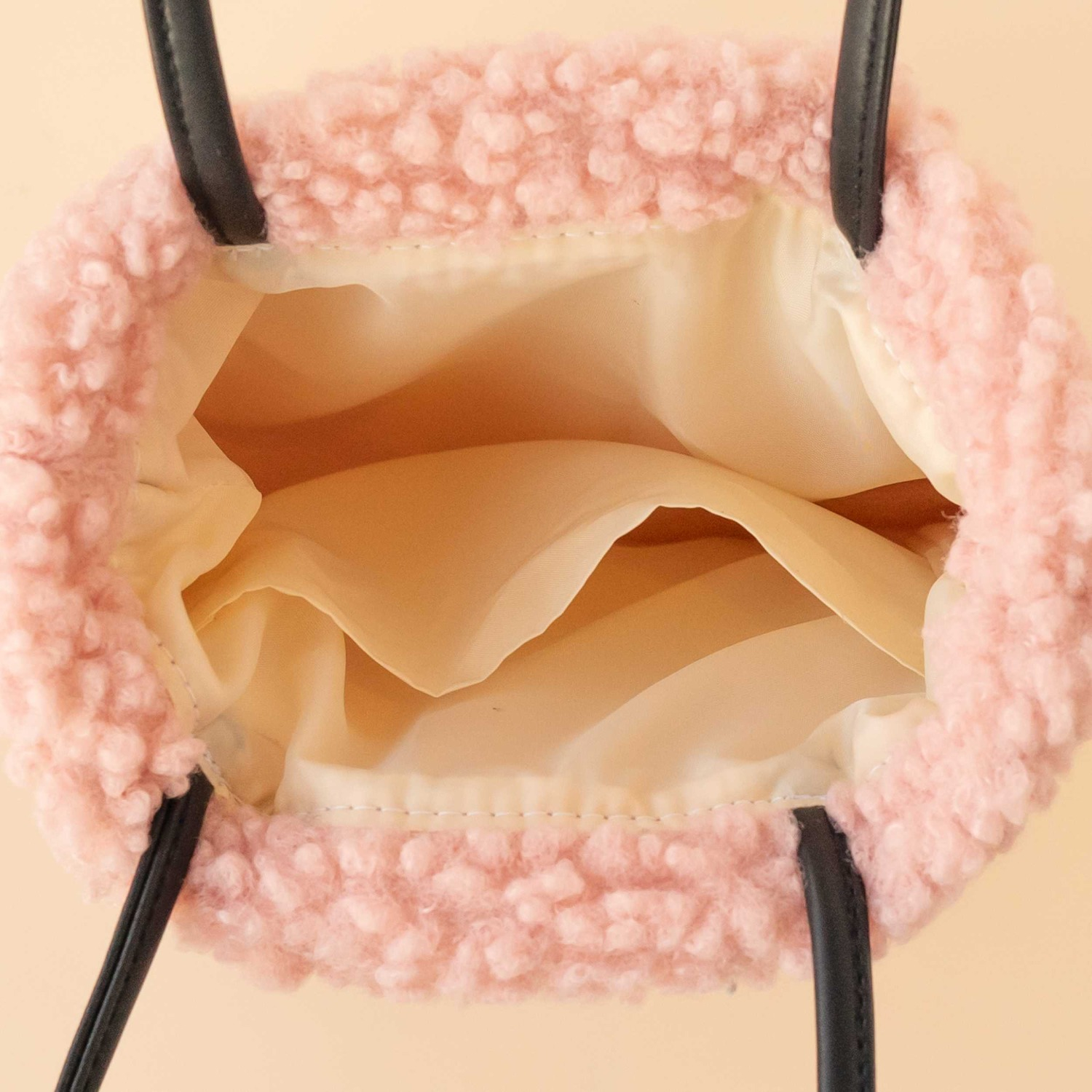 Fuzzy bag – Lirika Matoshi
