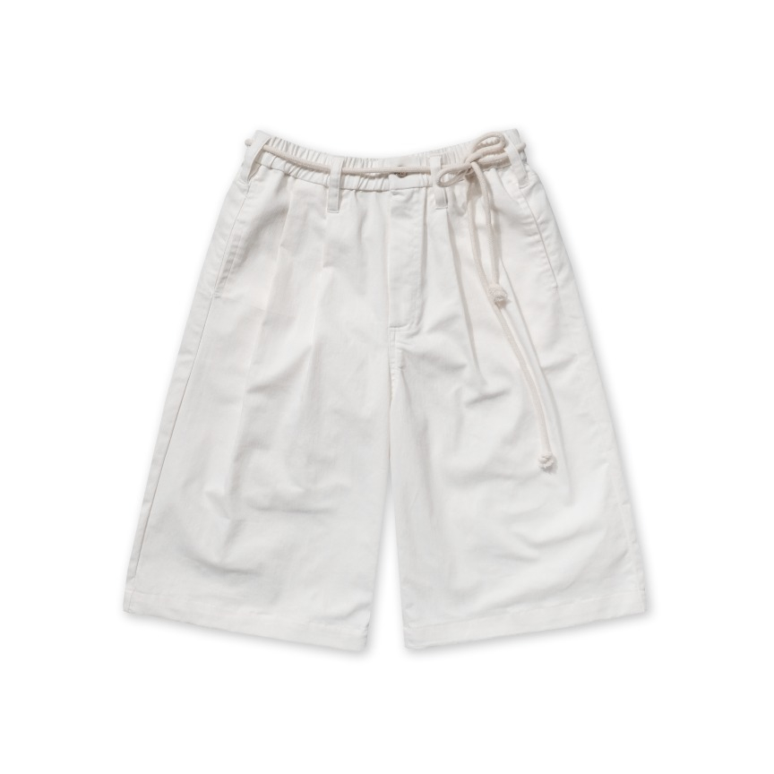 Two-Tucks Relaxed Half Pants with Rope in White